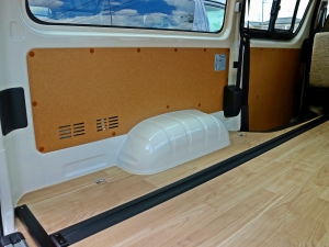 ハイエースバンアウトドア　キャンプ　車中泊　バンライフ　１BOX　ベッド　キャンピングカー